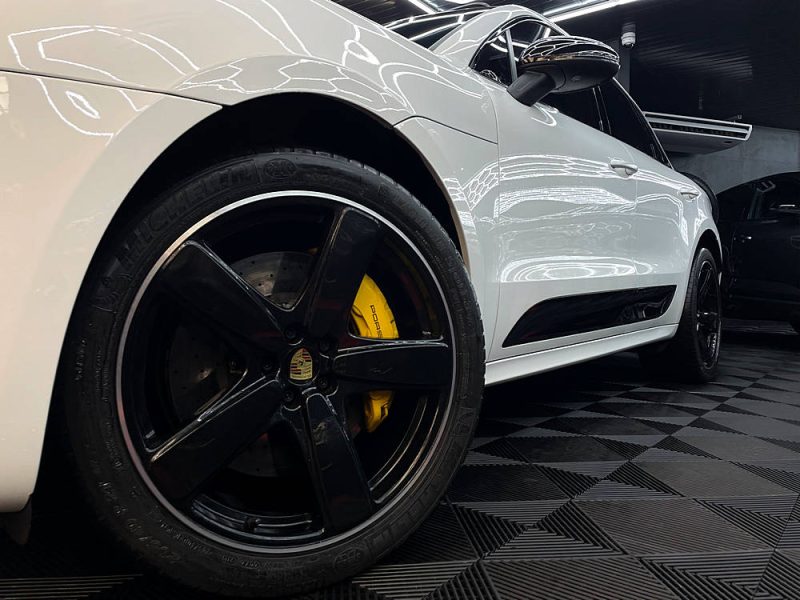PORSCHE MACAN TURBO S 2015. Auto Dakar propose un service de reprise de votre ancien véhicule à sa juste valeur marchande avec expertise gratuite et transparente. Cette évaluation professionnelle facilite le financement de votre nouveau véhicule en optimisant votre apport personnel.
