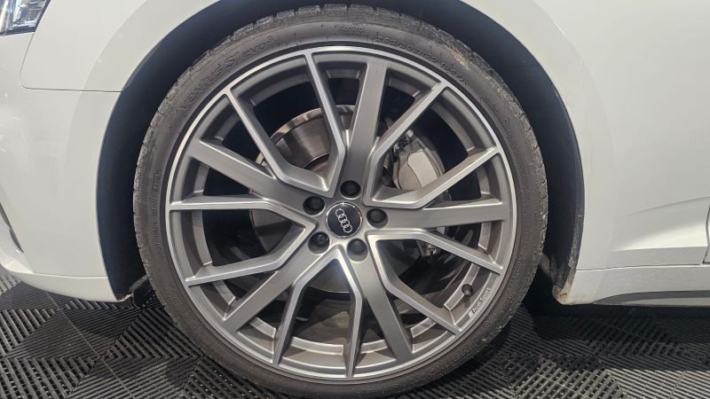 POUR EXPORT VERS LE EUROPE DE L'EST AUDI A5 DÉCAPOTABLE 2019. Notre service de location avec chauffeur professionnel Auto Dakar met à votre disposition des conducteurs expérimentés et parfaitement formés. Cette prestation haut de gamme est idéale pour vos déplacements d'affaires, événements spéciaux ou découverte touristique du Sénégal.
