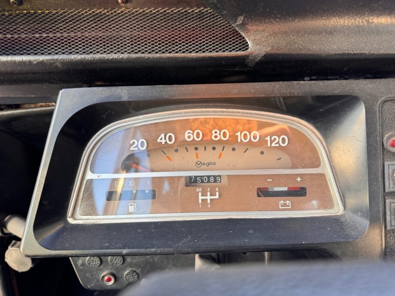 POUR EXPORT VERS LE EUROPE DE L'EST POUR EXPORT VERS LE MAGHREB CITROEN 2 CV 1985. Notre service de location avec chauffeur professionnel Auto Dakar met à votre disposition des conducteurs expérimentés et parfaitement formés. Cette prestation haut de gamme est idéale pour vos déplacements d'affaires, événements spéciaux ou découverte touristique du Sénégal.