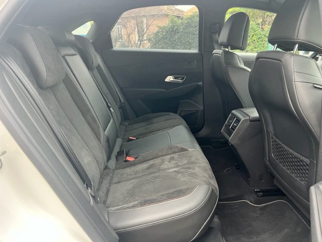 POUR EXPORT VERS LE EUROPE DE L'EST POUR EXPORT VERS LE MAGHREB DS DS 7 CROSSBACK 2019. Notre service de location avec chauffeur professionnel Auto Dakar met à votre disposition des conducteurs expérimentés et parfaitement formés. Cette prestation haut de gamme est idéale pour vos déplacements d'affaires, événements spéciaux ou découverte touristique du Sénégal.