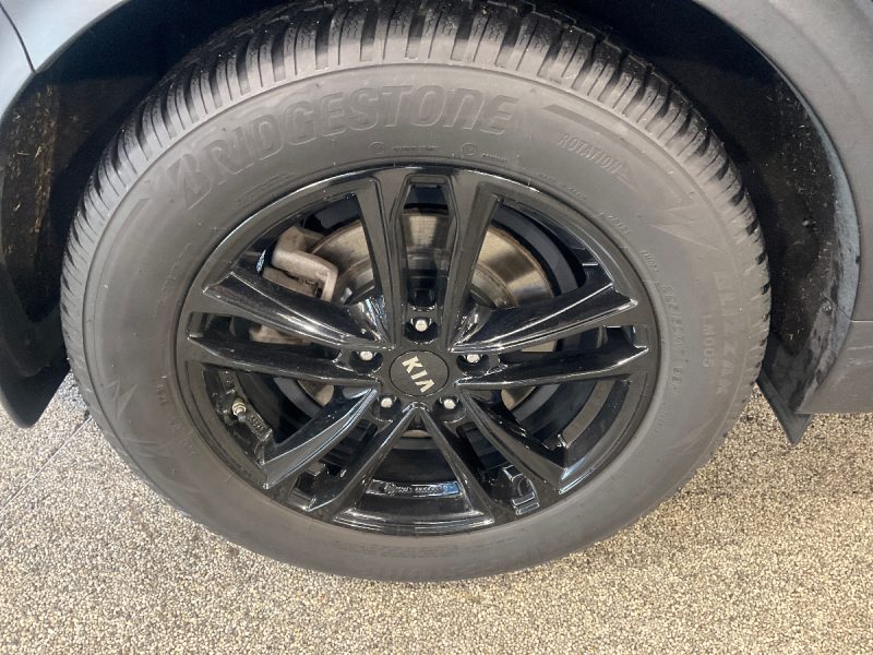 POUR EXPORT VERS LE EUROPE DE L'EST POUR EXPORT VERS LE MAGHREB KIA SPORTAGE 2019. Notre showroom moderne de 2000 m² situé au cœur de Dakar vous accueille dans un environnement climatisé et confortable pour découvrir notre collection exclusive. L'équipe commerciale d'Auto Dakar vous accompagne avec expertise dans le choix du véhicule parfaitement adapté à vos besoins et votre budget.
