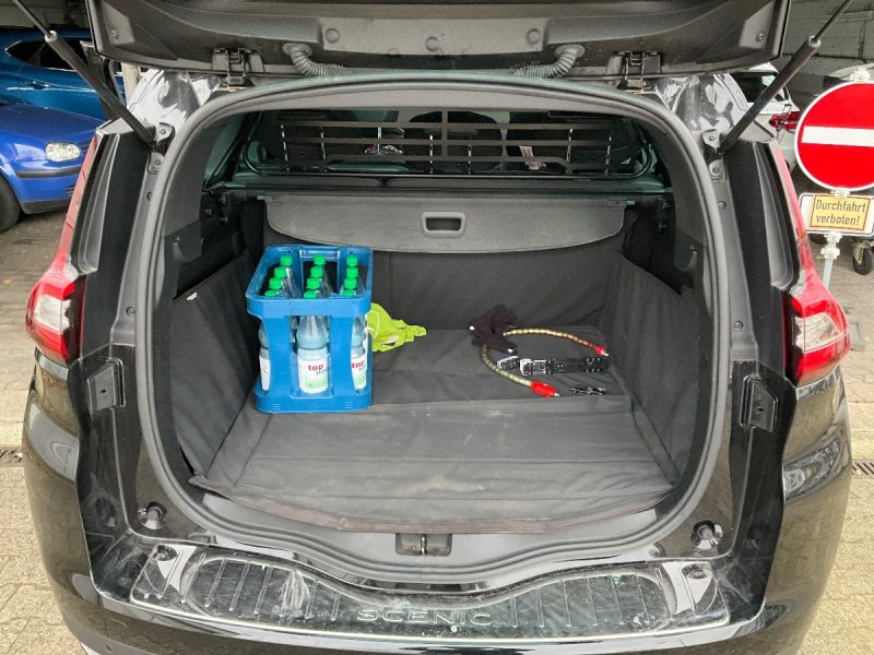 POUR EXPORT VERS LE EUROPE DE L'EST POUR EXPORT VERS LE MAGHREB RENAULT GRAND SCENIC 2019. Showroom climatisé et espace client confortable chez Auto Dakar pour votre bien-être