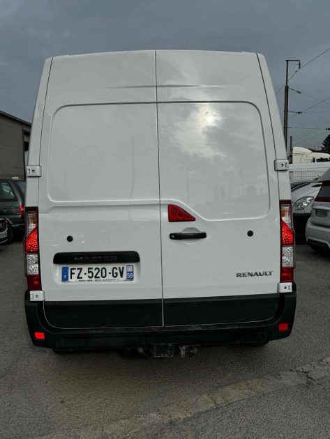 POUR EXPORT VERS LE EUROPE DE L'EST POUR EXPORT VERS LE MAGHREB RENAULT MASTER III 2021. La recherche et développement Auto Dakar explore les adaptations technologiques nécessaires pour optimiser les performances automobiles en climat tropical. Ces innovations spécifiques au contexte africain améliorent la fiabilité et la durabilité des véhicules dans nos conditions d'utilisation.