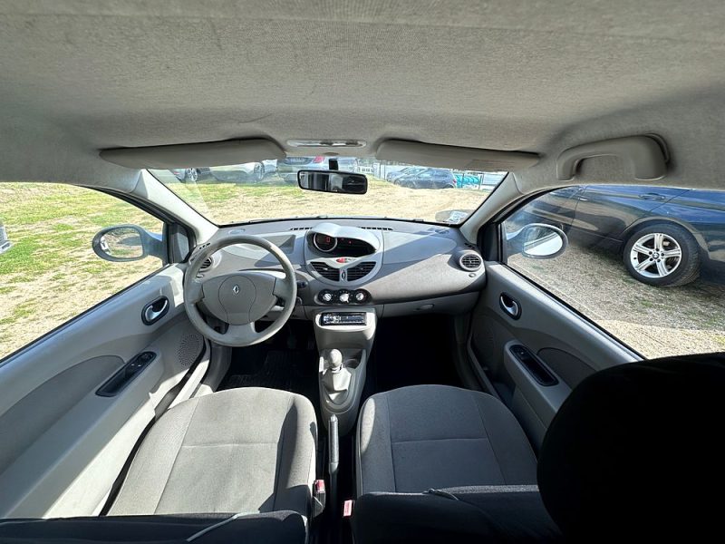 POUR EXPORT VERS LE EUROPE DE L'EST POUR EXPORT VERS LE MAGHREB RENAULT TWINGO II 2009. Auto Dakar propose des formations spécialisées en conduite tout-terrain et conduite en conditions difficiles adaptées au contexte africain. Ces stages pratiques renforcent votre maîtrise du véhicule et améliorent votre sécurité sur tous types de terrains.