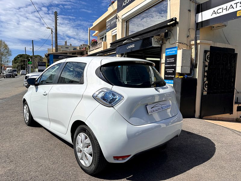 POUR EXPORT VERS LE EUROPE DE L'EST POUR EXPORT VERS LE MAGHREB RENAULT ZOE 2017. Vivez l'expérience Auto Dakar : showroom moderne et accueil personnalisé