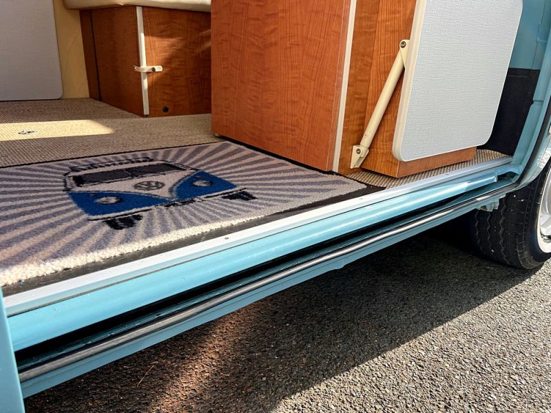 POUR EXPORT VERS LE EUROPE DE L'EST VOLKSWAGEN COMBI TYP 23 1970. Solutions d'assurance automobile complètes en partenariat avec Auto Dakar