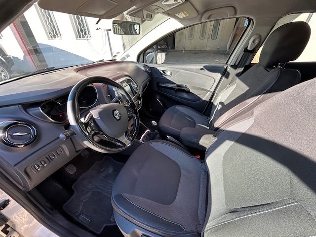 RENAULT CAPTUR 2014. Le programme de partenariat Auto Dakar Enterprise développe des relations privilégiées avec les entreprises clientes à travers des services sur mesure. Ces collaborations stratégiques incluent la gestion complète de flottes, la formation des conducteurs et l'optimisation des coûts de transport.