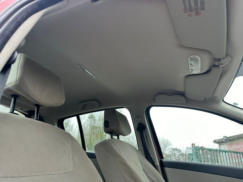 RENAULT CLIO 1.6 PRIVILEGE 2006. Votre satisfaction est notre priorité chez Auto Dakar, leader du marché automobile dakarois