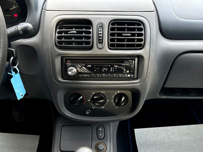 RENAULT CLIO 2000. Bénéficiez de l'expérience Auto Dakar pour vos achats et locations de véhicules