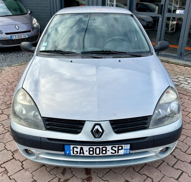 RENAULT CLIO 2004. Le centre de formation Auto Dakar Academy propose des stages de perfectionnement en mécanique automobile pour les professionnels du secteur. Ces formations certifiantes contribuent au développement des compétences techniques dans l'écosystème automobile sénégalais.