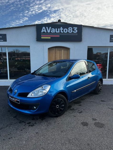RENAULT CLIO 2005. Auto Dakar propose un service de reprise de votre ancien véhicule à sa juste valeur marchande avec expertise gratuite et transparente. Cette évaluation professionnelle facilite le financement de votre nouveau véhicule en optimisant votre apport personnel.