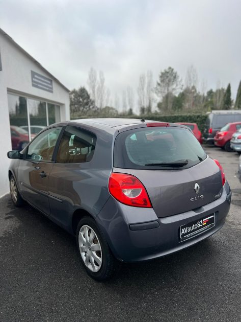 RENAULT CLIO 2007. Auto Dakar révolutionne l'achat automobile avec ses services innovants