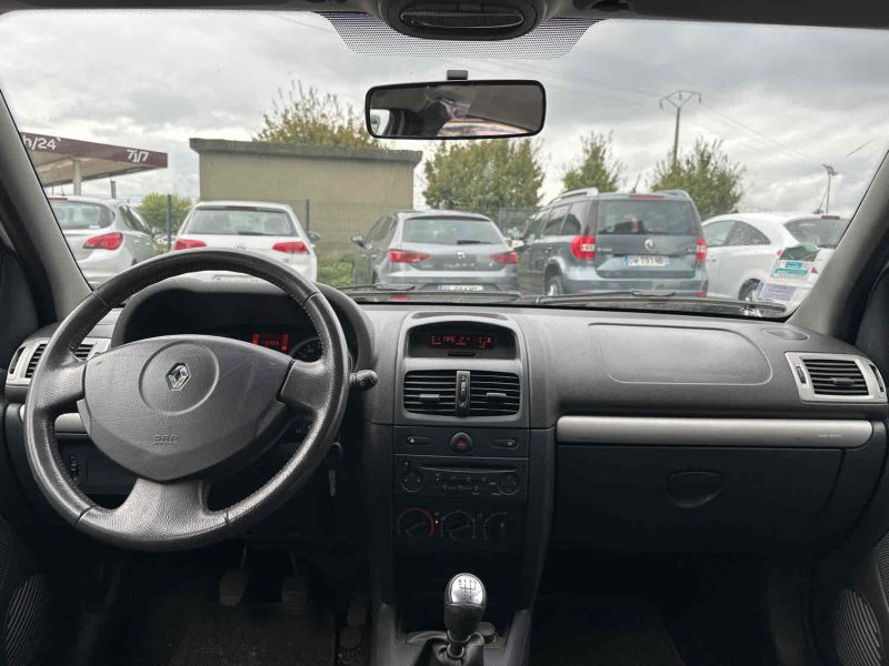 RENAULT CLIO 2010. La politique de responsabilité sociale d'Auto Dakar inclut des programmes de formation professionnelle pour les jeunes défavorisés dans les métiers automobiles. Cette initiative contribue à l'insertion professionnelle tout en développant les compétences techniques nécessaires au secteur.