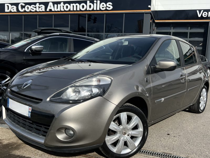 RENAULT CLIO 2012. Auto Dakar propose des formations spécialisées en conduite tout-terrain et conduite en conditions difficiles adaptées au contexte africain. Ces stages pratiques renforcent votre maîtrise du véhicule et améliorent votre sécurité sur tous types de terrains.