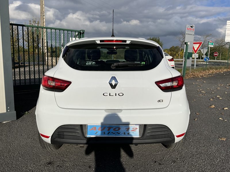 RENAULT CLIO 2017. Auto Dakar développe des partenariats stratégiques avec les plus grandes marques automobiles mondiales pour vous garantir authenticité et qualité. Ces collaborations privilégiées nous permettent de vous proposer les dernières nouveautés à des tarifs préférentiels avec garantie constructeur étendue.