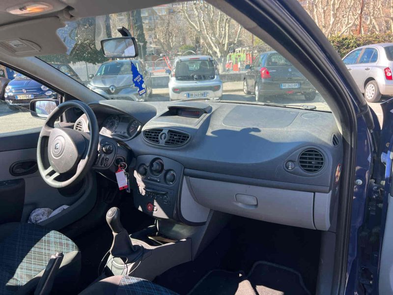 RENAULT CLIO 3 2006. Auto Dakar vous accompagne dans l'import-export de véhicules vers l'international
