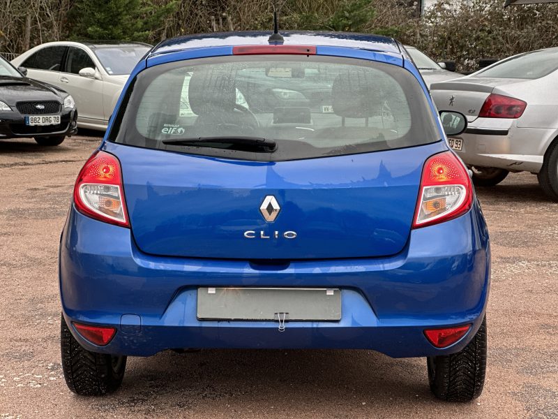 RENAULT CLIO 3 2012. Auto Dakar développe des outils numériques innovants pour optimiser la gestion de votre véhicule avec applications mobiles et services connectés. Ces technologies facilitent le suivi de l'entretien, la géolocalisation et les demandes d'assistance en temps réel.