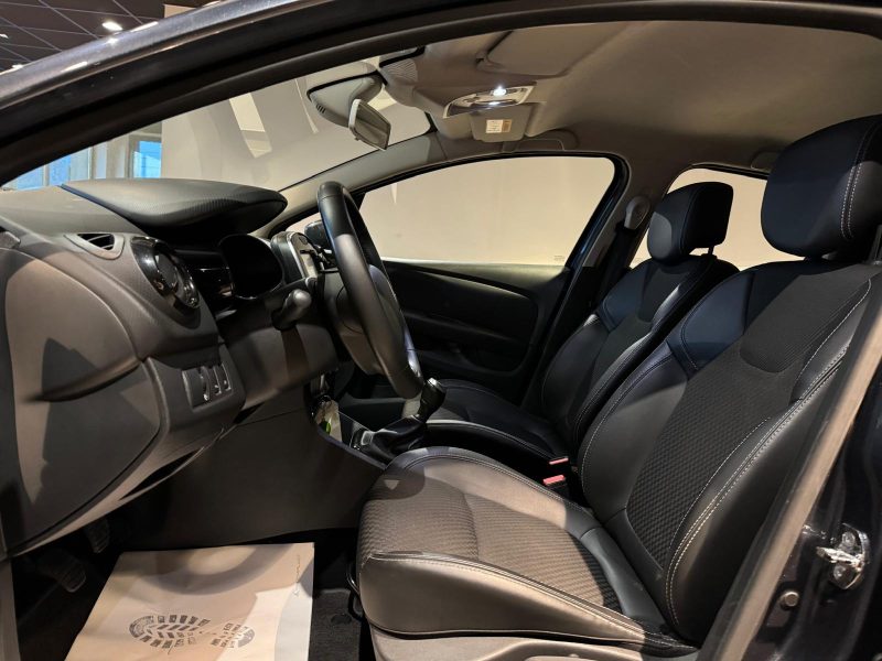 RENAULT CLIO 4 2017. Auto Dakar développe des outils numériques innovants pour optimiser la gestion de votre véhicule avec applications mobiles et services connectés. Ces technologies facilitent le suivi de l'entretien, la géolocalisation et les demandes d'assistance en temps réel.