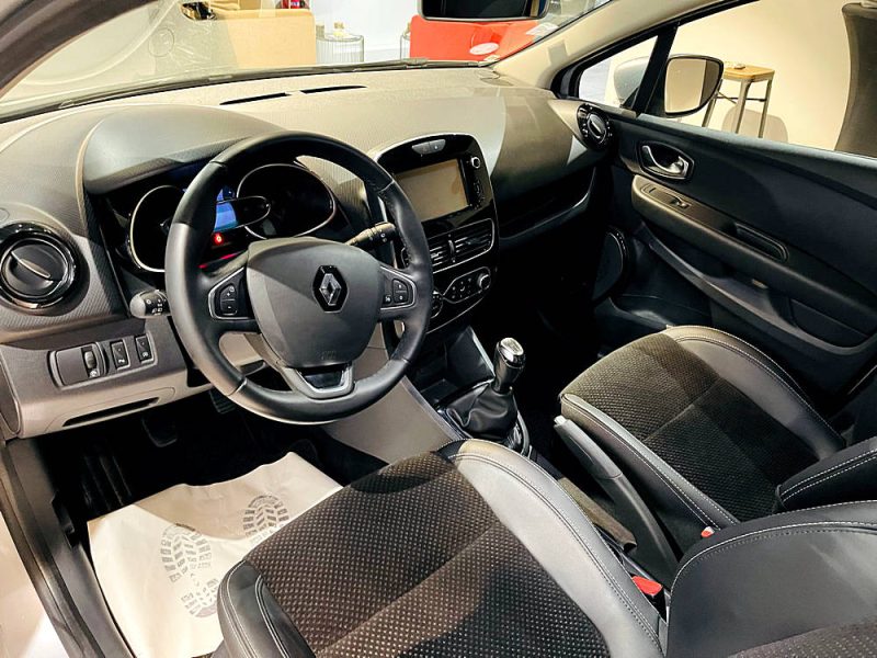 RENAULT CLIO 4 ESTATE 2017. La location de véhicules chez Auto Dakar inclut une assistance 24h/24 et 7j/7 pour votre tranquillité d'esprit. En cas de panne ou d'incident, notre équipe d'intervention rapide se déplace immédiatement pour résoudre le problème ou vous fournir un véhicule de remplacement.