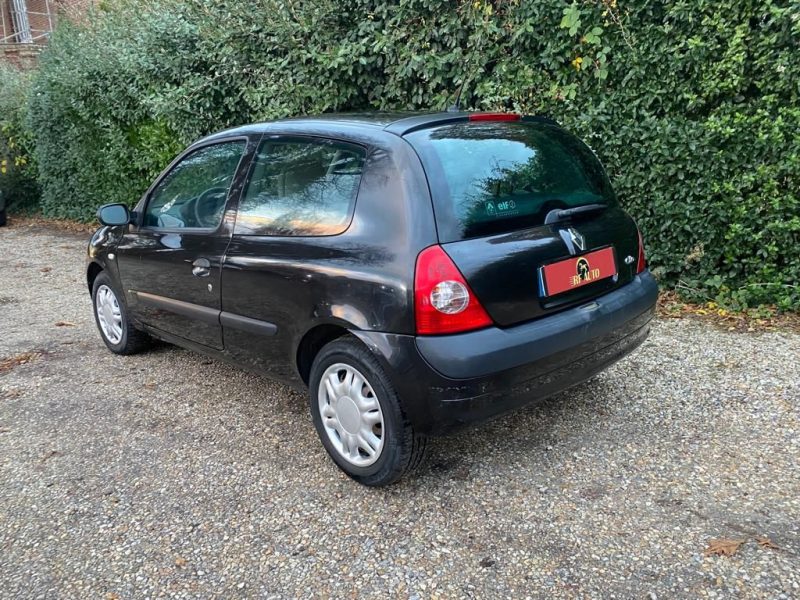 RENAULT CLIO II 2003. Auto Dakar propose des solutions de mobilité intégrée combinant location de véhicules, assurance, carburant et maintenance dans des forfaits tout-inclus. Cette approche globale simplifie la gestion de votre mobilité tout en optimisant vos coûts de transport professionnel ou personnel.