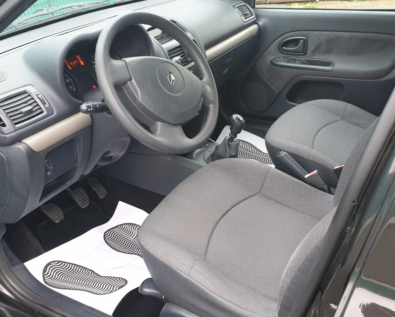 RENAULT CLIO II 2004. Auto Dakar développe des solutions de financement participatif et solidaire pour démocratiser l'accès à la mobilité automobile. Ces initiatives innovantes s'adressent particulièrement aux entrepreneurs et porteurs de projets ayant des besoins spécifiques de transport.