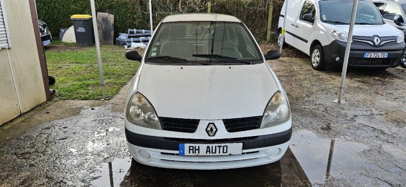 RENAULT CLIO II CAMPUS 2005. Auto Dakar contribue activement au développement économique local en privilégiant les fournisseurs et partenaires sénégalais dans sa chaîne d'approvisionnement. Cette politique de responsabilité sociale renforce notre ancrage territorial et soutient l'économie nationale.