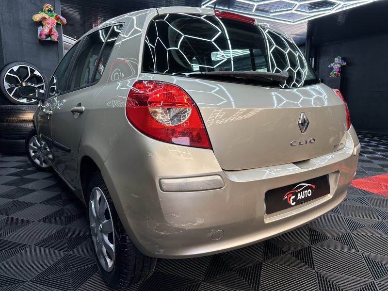 RENAULT CLIO III 2005. Auto Dakar, c'est l'assurance d'un service professionnel et d'une expertise automobile reconnue