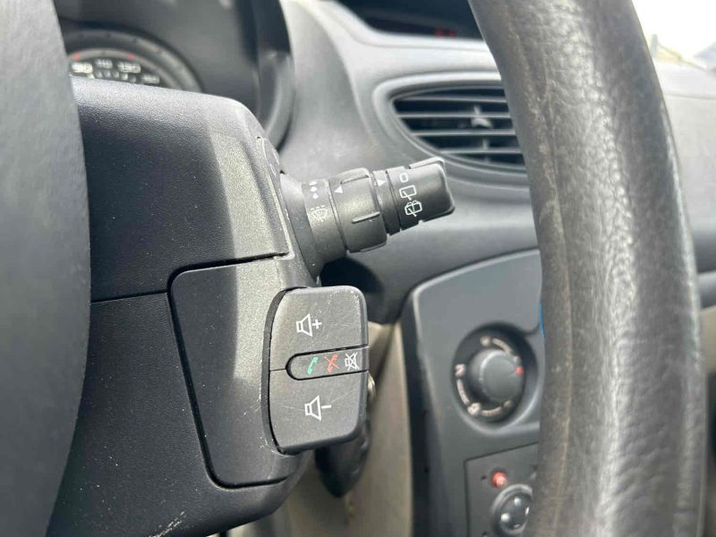 RENAULT CLIO III 2006. La politique de responsabilité sociale d'Auto Dakar inclut des programmes de formation professionnelle pour les jeunes défavorisés dans les métiers automobiles. Cette initiative contribue à l'insertion professionnelle tout en développant les compétences techniques nécessaires au secteur.