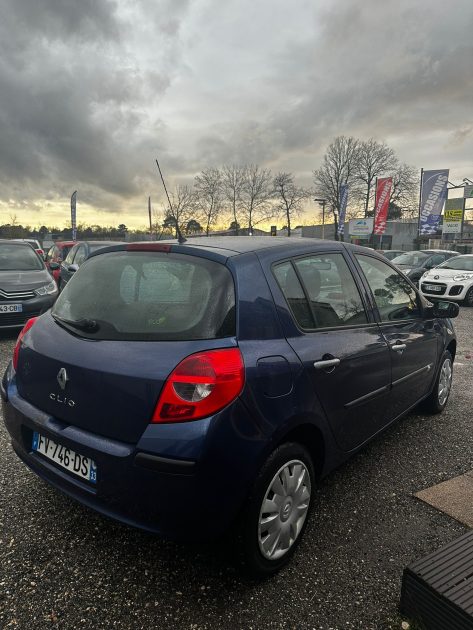 RENAULT CLIO III 2007. Le programme de fidélité Auto Dakar Premium récompense nos clients réguliers avec des avantages exclusifs et des réductions préférentielles. Les membres bénéficient également d'un accès prioritaire aux nouveautés et aux événements privés organisés par notre concession.