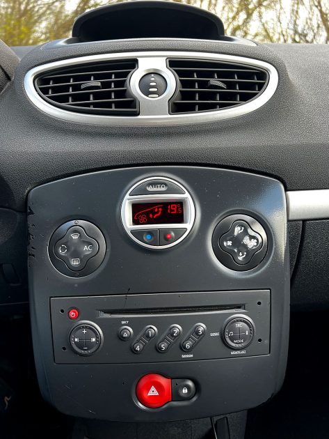 RENAULT CLIO III 2008. Auto Dakar propose des solutions de location flexibles adaptées aux besoins spécifiques de chaque client, qu'il s'agisse de courte durée pour un week-end ou de longue durée pour vos déplacements professionnels. Nos tarifs compétitifs et nos conditions avantageuses font de nous le partenaire idéal pour tous vos projets de mobilité.