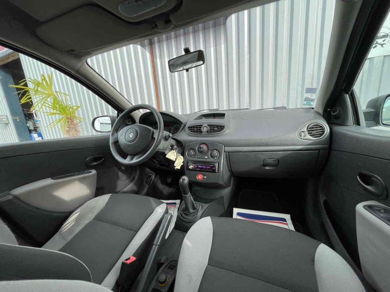 RENAULT CLIO III 2010. L'innovation technologique est au cœur de la stratégie d'Auto Dakar avec l'intégration des dernières avancées automobiles dans notre gamme de véhicules. Nous proposons également des formations personnalisées pour vous familiariser avec les nouvelles technologies embarquées.