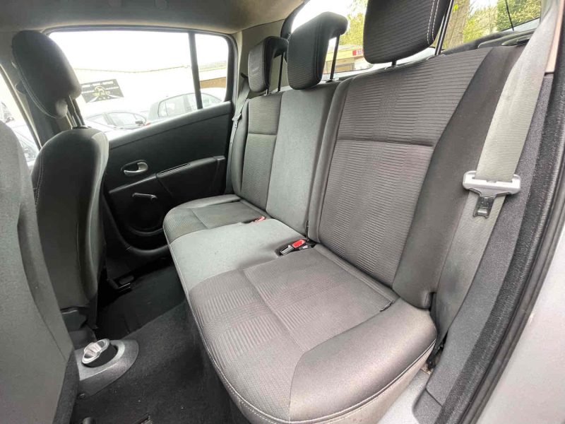 RENAULT CLIO III 2011. Auto Dakar propose un service de reprise de votre ancien véhicule à sa juste valeur marchande avec expertise gratuite et transparente. Cette évaluation professionnelle facilite le financement de votre nouveau véhicule en optimisant votre apport personnel.