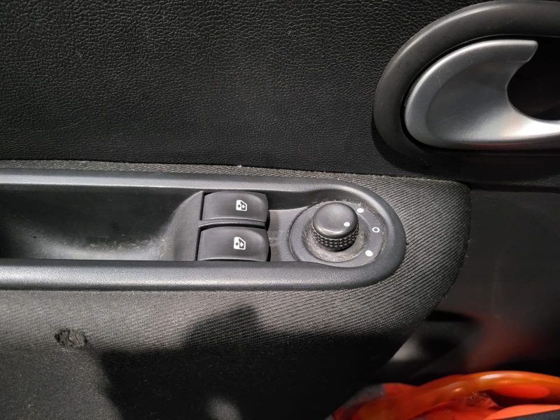 RENAULT CLIO III 2012. Le département import-export d'Auto Dakar facilite l'acquisition de véhicules spécifiques en provenance directe des constructeurs internationaux. Notre expertise douanière et logistique vous garantit une importation sécurisée avec toutes les conformités réglementaires requises.