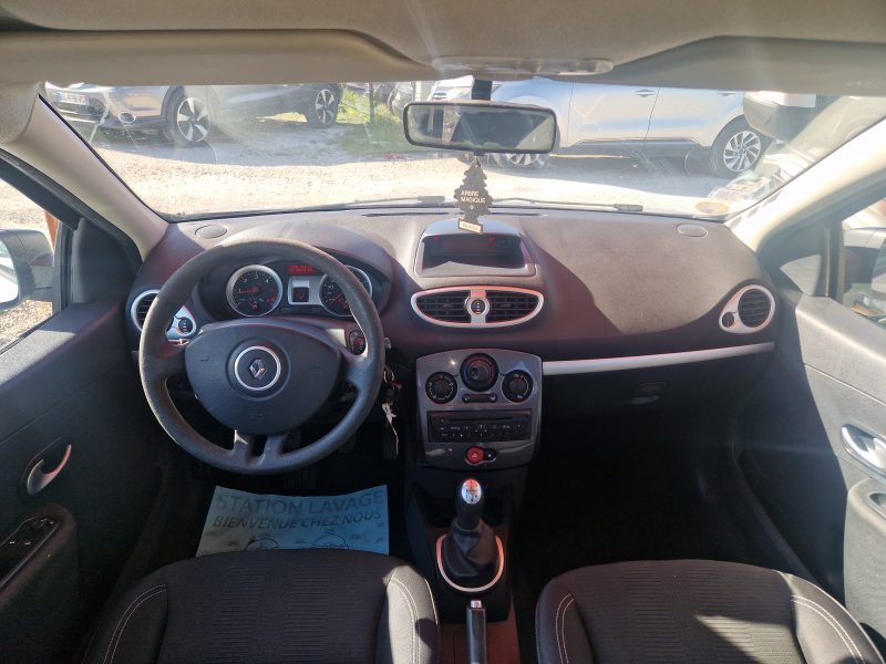RENAULT CLIO III 2013. Auto Dakar organise des rallyes et événements automobiles pour promouvoir la culture automobile au Sénégal avec des activités ludiques et pédagogiques. Ces manifestations renforcent les liens avec notre communauté de passionnés et développent l'expertise locale.