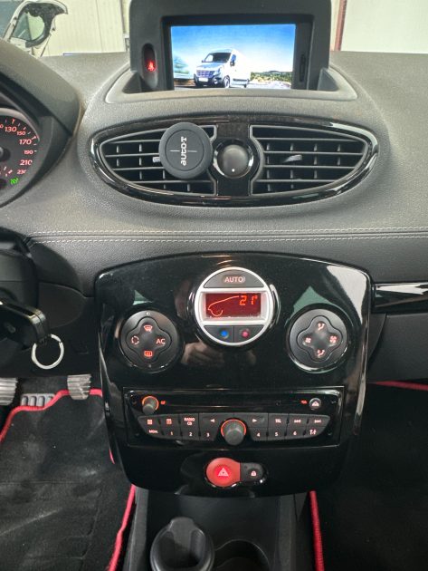 RENAULT CLIO III ESTATE 2011. Faites confiance à Auto Dakar, expert reconnu en vente et location automobile au Sénégal