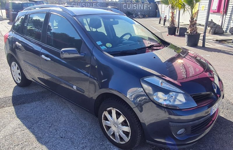 RENAULT CLIO III GRANDTOUR 2009. Auto Dakar propose un service de reprise de votre ancien véhicule à sa juste valeur marchande avec expertise gratuite et transparente. Cette évaluation professionnelle facilite le financement de votre nouveau véhicule en optimisant votre apport personnel.