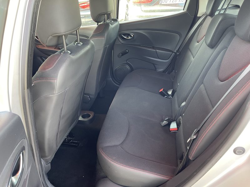 RENAULT CLIO IV 1,5DCI 90CH 2014. Auto Dakar propose une flotte diversifiée : berlines, SUV, 4x4, utilitaires et véhicules de luxe