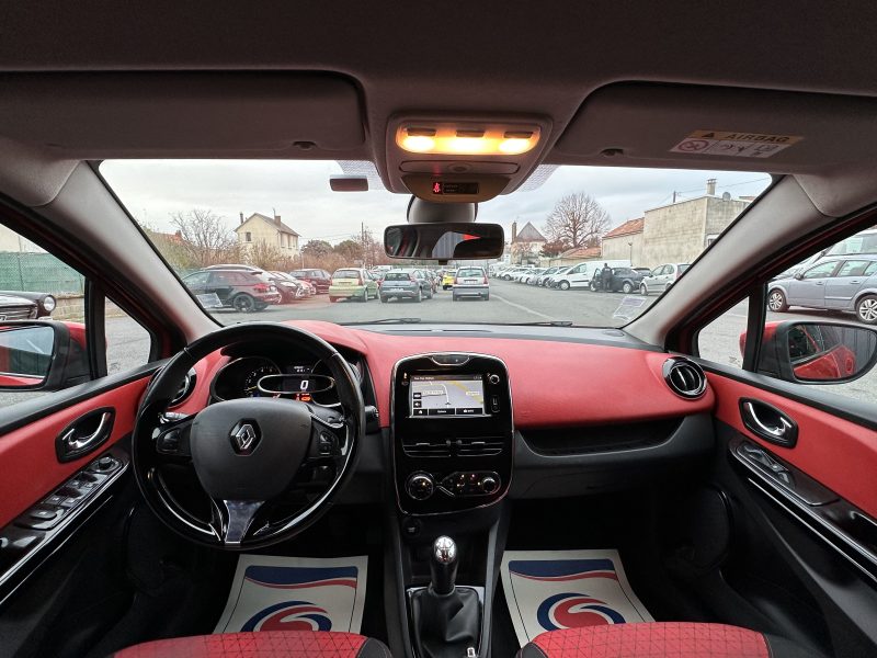 RENAULT CLIO IV 2013. Le service après-vente d'Auto Dakar dispose d'ateliers ultramodernes équipés des dernières technologies de diagnostic automobile. Nos techniciens certifiés assurent la maintenance préventive et curative de votre véhicule avec des pièces détachées d'origine pour préserver ses performances optimales.