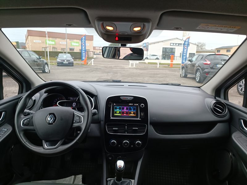 RENAULT CLIO IV 2020. Notre service de location avec chauffeur professionnel Auto Dakar met à votre disposition des conducteurs expérimentés et parfaitement formés. Cette prestation haut de gamme est idéale pour vos déplacements d'affaires, événements spéciaux ou découverte touristique du Sénégal.