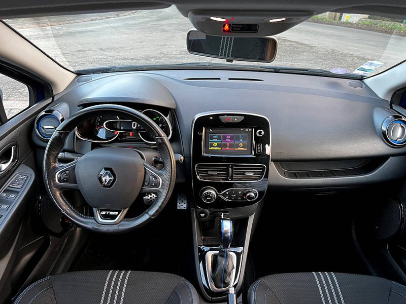 RENAULT CLIO IV ESTATE 2016. Auto Dakar propose des formations spécialisées en conduite tout-terrain et conduite en conditions difficiles adaptées au contexte africain. Ces stages pratiques renforcent votre maîtrise du véhicule et améliorent votre sécurité sur tous types de terrains.