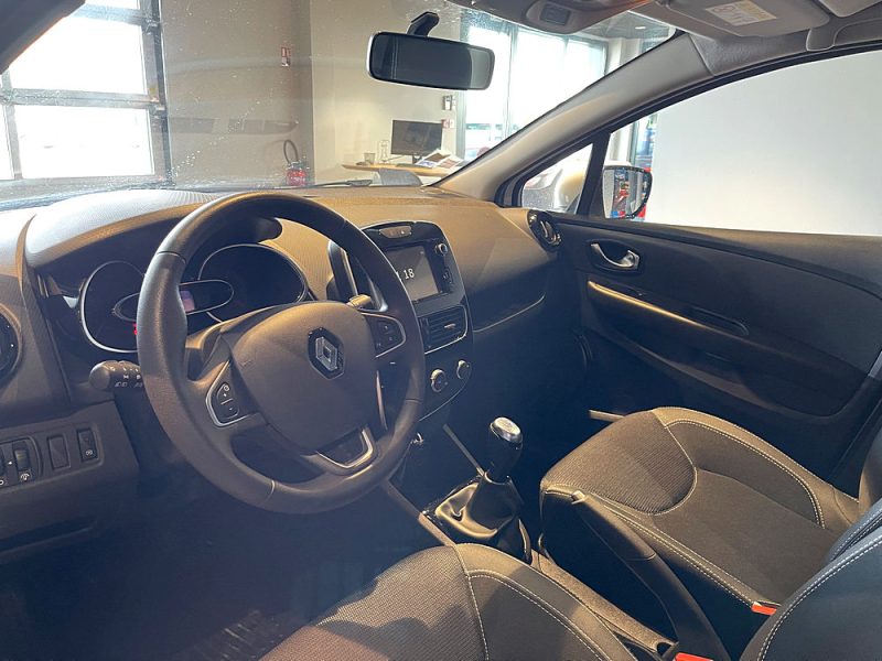 RENAULT CLIO SOCIETE 2018. Auto Dakar développe des solutions de mobilité écologique avec une gamme étendue de véhicules à faible émission de CO2. Notre engagement environnemental se traduit aussi par des pratiques internes respectueuses de l'environnement dans tous nos processus opérationnels.