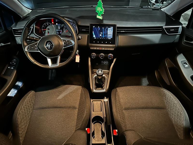 RENAULT CLIO V 2021. Le service client multilingue d'Auto Dakar accueille une clientèle internationale diversifiée avec des conseillers parlant français, anglais, arabe et wolof. Cette approche multiculturelle reflète l'ouverture de Dakar et facilite les échanges avec tous nos clients.