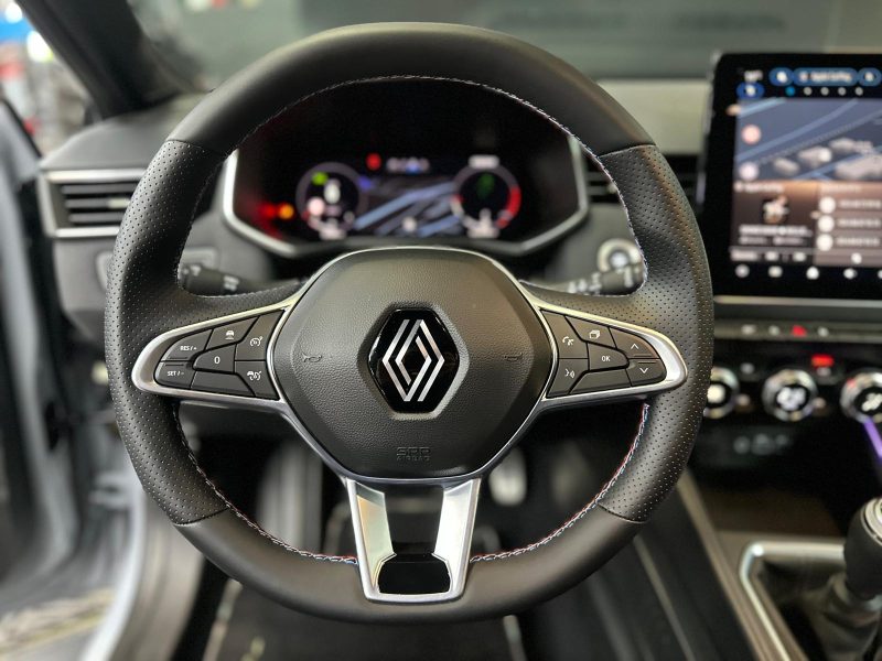 RENAULT CLIO V 2024. Auto Dakar propose des véhicules adaptés aux conditions routières africaines