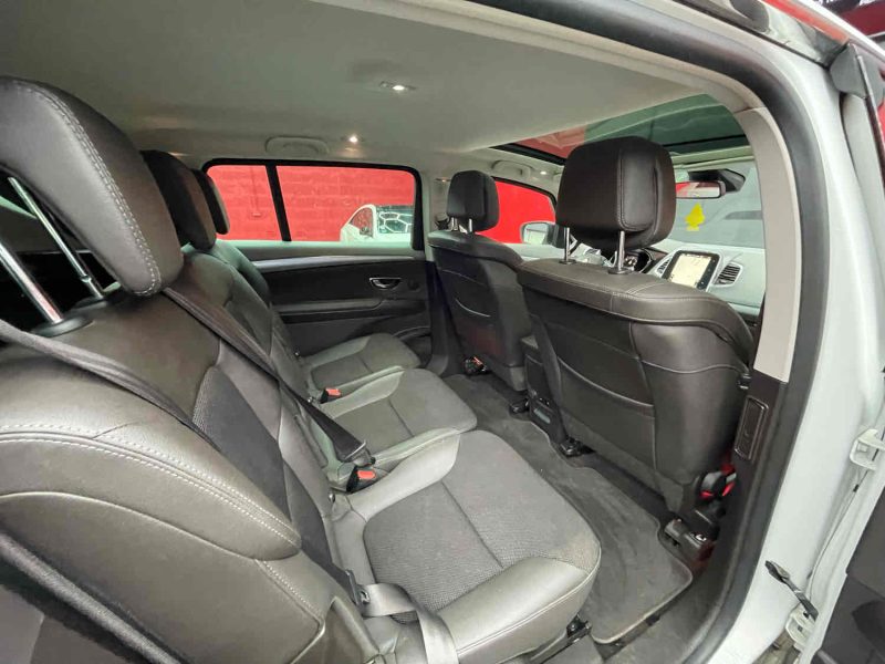 RENAULT ESPACE V 2015. Auto Dakar propose des contrats de location flexibles adaptés à chaque budget