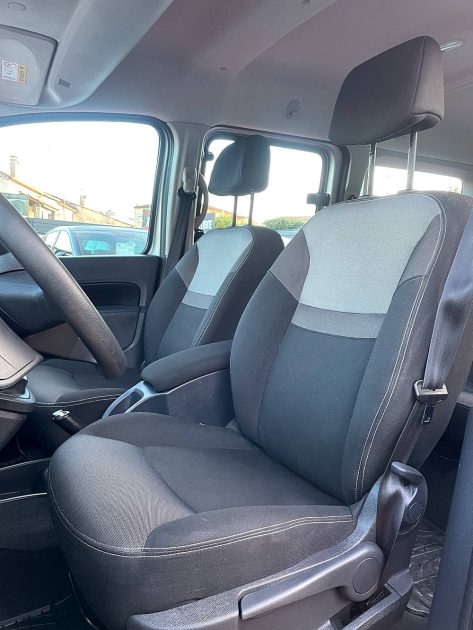 RENAULT GRAND KANGOO II 2018. Auto Dakar propose des solutions de financement personnalisées avec des taux préférentiels négociés auprès de nos partenaires bancaires. Nos conseillers financiers étudient votre dossier avec attention pour vous proposer les conditions de crédit les plus avantageuses du marché.