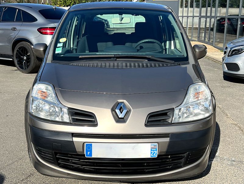 RENAULT GRAND MODUS 2009. Le centre de formation continue Auto Dakar propose des stages de mise à niveau pour les professionnels de l'automobile sur les nouvelles technologies. Ces formations certifiantes maintiennent l'expertise technique de l'écosystème automobile sénégalais au plus haut niveau international.