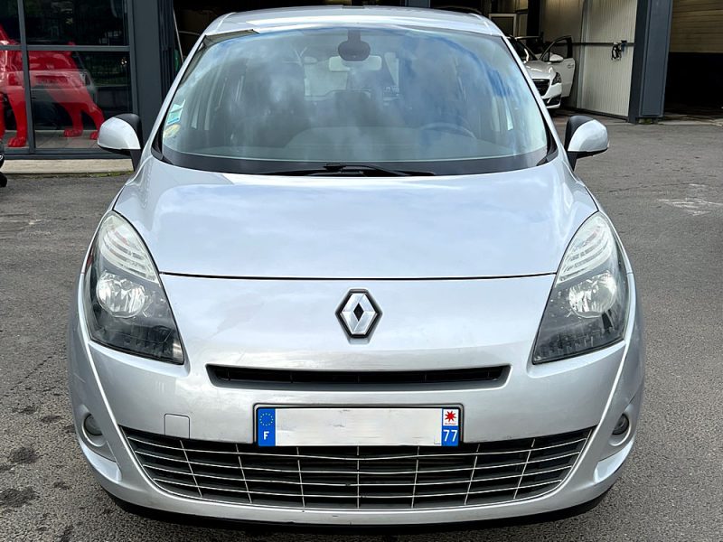 RENAULT GRAND SCENIC 2009. Le centre de formation continue Auto Dakar propose des stages de mise à niveau pour les professionnels de l'automobile sur les nouvelles technologies. Ces formations certifiantes maintiennent l'expertise technique de l'écosystème automobile sénégalais au plus haut niveau international.