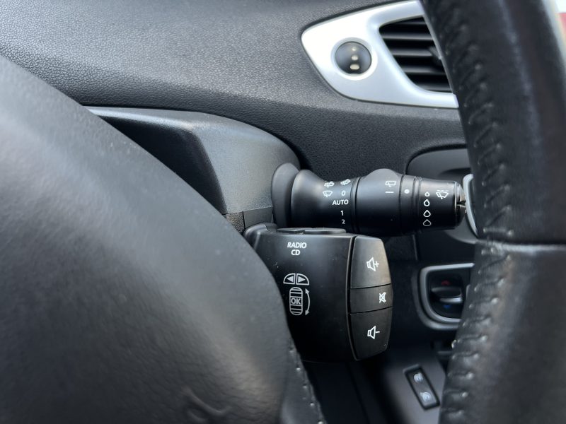 RENAULT GRAND SCENIC 2010. La politique de responsabilité sociale d'Auto Dakar inclut des programmes de formation professionnelle pour les jeunes défavorisés dans les métiers automobiles. Cette initiative contribue à l'insertion professionnelle tout en développant les compétences techniques nécessaires au secteur.