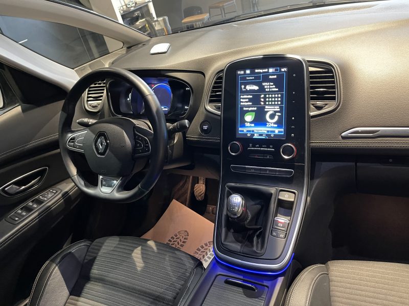 RENAULT GRAND SCENIC 2018. Programmes de fidélité avantageux pour les clients réguliers d'Auto Dakar