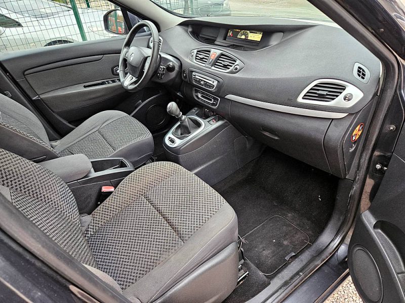 RENAULT GRAND SCENIC III 2011. Auto Dakar propose des programmes de formation à la conduite défensive et à l'éco-conduite en partenariat avec des écoles spécialisées. Ces formations contribuent à améliorer votre sécurité au volant tout en optimisant la consommation de carburant de votre véhicule.